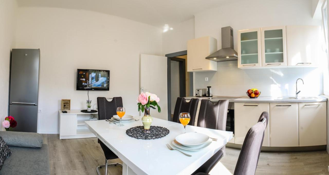 Tonka's Beautiful In Centre Apartment Split